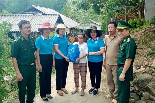 Hội Phụ nữ thành phố Hà Nội và Nghệ An tặng quà tại huyện Kỳ Sơn