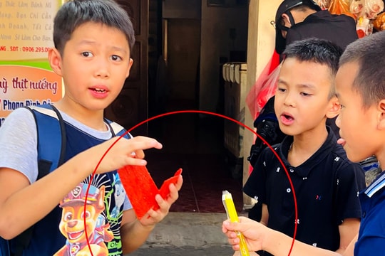 Tràn lan bánh kẹo không rõ nguồn gốc trước cổng trường tại Nghệ An