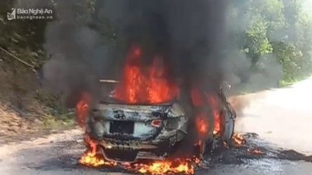 Xe ô tô bốc cháy dữ dội nghi do bị rơm cuốn vào khi di chuyển