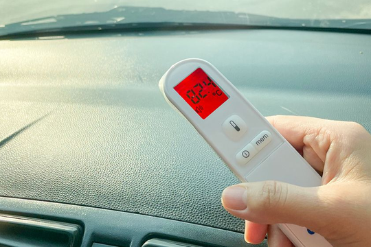 Nghệ An nắng như đổ lửa, đồ trong xe ô tô đỗ ngoài trời hấp thụ nhiệt tới hơn 80 độ C