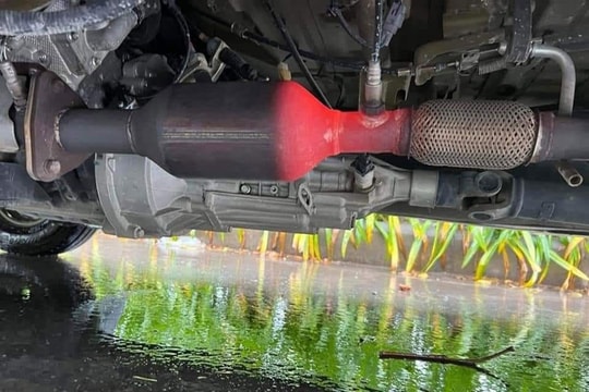 Ống xả ô tô đỏ rực như mồi lửa, nguy hiểm rình rập trong mùa nắng nóng