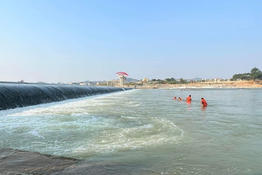 Tìm kiếm nạn nhân mất tích khi đang tắm đập Bara Đô Lương