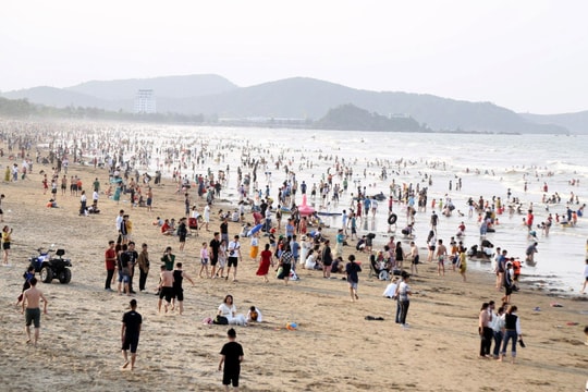 Nắng nóng gay gắt, người dân đổ về các bãi biển, khe, suối để ‘giải nhiệt’