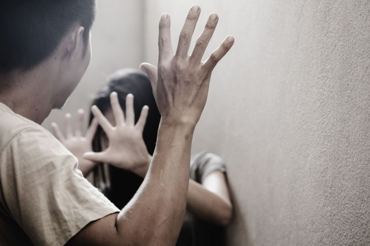 Bị chồng bạo hành, vợ có ưu thế gì khi ly hôn?