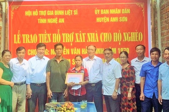 Trao 200 triệu đồng hỗ trợ xây dựng nhà cho hộ nghèo ở huyện Anh Sơn
