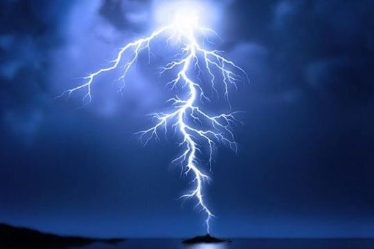 Cách phòng tránh bị sét đánh khi gặp mưa dông