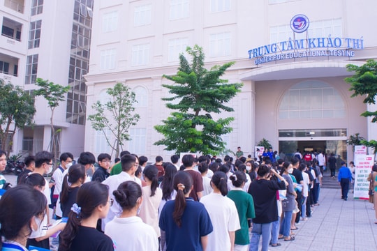 Sĩ tử lớp 12 nhọc nhằn với các kỳ thi đánh giá năng lực