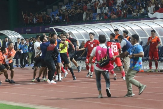 Lộ diện trọng tài bắt chính trận chung kết Champions League 2022/23; 5 thành viên U22 Thái Lan nhận án kỷ luật vì ẩu đả ở chung kết SEA Games 32