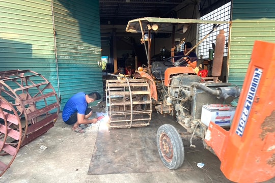 Thợ sửa chữa máy cày ở Nghệ An làm không hết việc giữa ngày mùa 