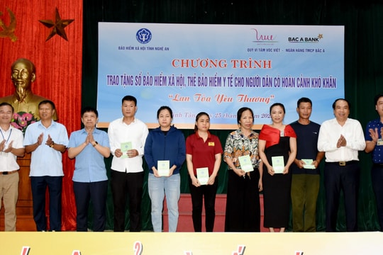 Trao tặng thẻ Bảo hiểm y tế, sổ Bảo hiểm xã hội cho người dân khó khăn ở thành phố Vinh