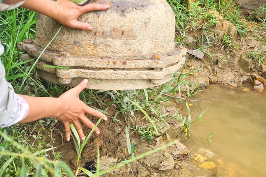 Nối đường ống hút nước từ sông Lam để kịp gieo cấy lúa hè thu 