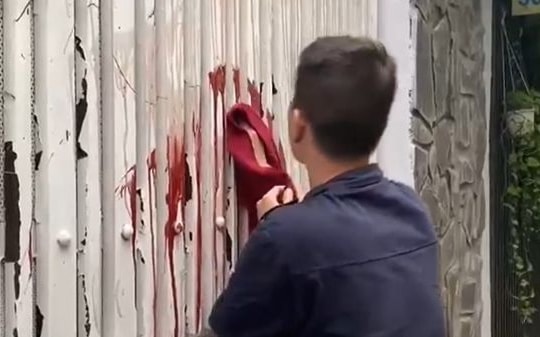 Buộc kẻ 'khủng bố' đòi nợ lau chùi hết vết sơn đã tạt