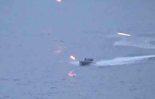 Video Nga tiêu diệt xuồng cao tốc tấn công tàu do thám ở Biển Đen