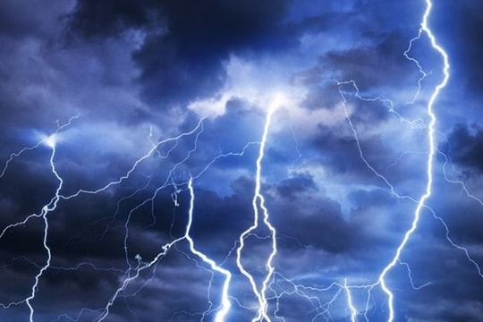 Sét đánh trúng 2 người phụ nữ ở Quỳ Châu, 1 người không qua khỏi