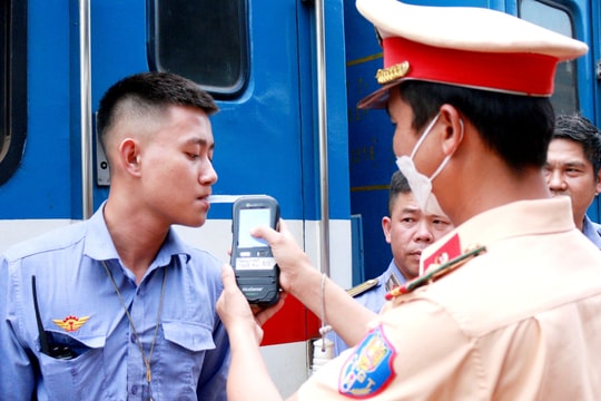 Nhiều lái tàu, nhân viên đường sắt ở Nghệ An bị kiểm tra nồng độ cồn đột xuất