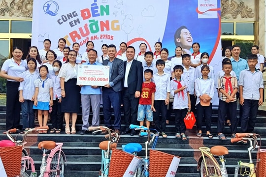 Trao tặng 67 chiếc xe đạp cho học sinh nghèo ở Nghệ An