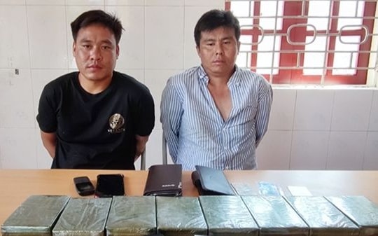 Khống chế 2 đối tượng người Lào mang theo súng vận chuyển 8 bánh heroin