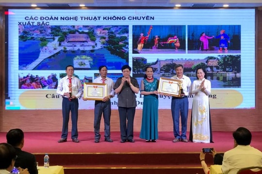 Những nông dân của đội tuồng làng Kẻ Gám (Yên Thành) được nhận Giải thưởng Đào Tấn
