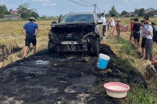 Lái xe thận trọng với 'bà hỏa' ẩn mình trên đường phơi rơm rạ