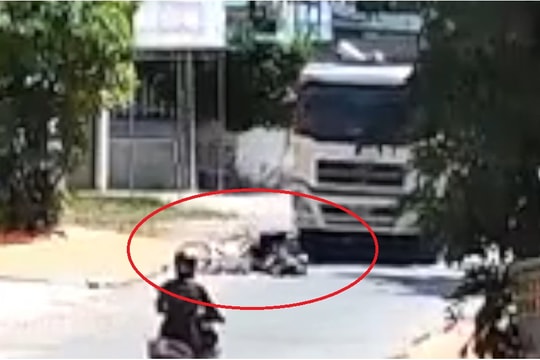 Người phụ nữ đi xe máy gặp nạn khi cố vượt xe tải 