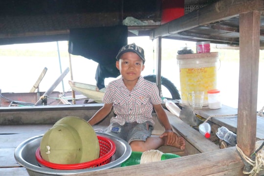 Ước mơ của trẻ em làng chài ven sông Lam