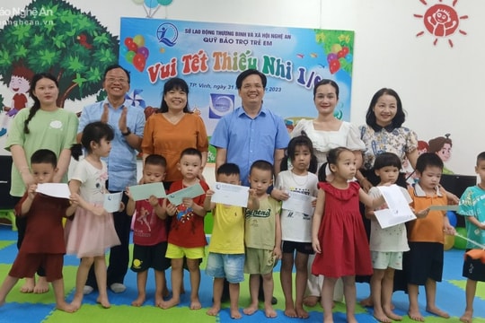 Tổ chức Tết thiếu nhi và trao quà cho trẻ em đang trị liệu, giáo dục đặc biệt 