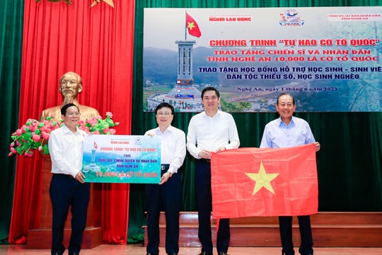 Chương trình 'Tự hào cờ Tổ quốc' trao tặng quà tại Nghệ An 
