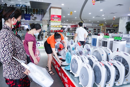 Lo cắt điện, người dân Nghệ An sắm quạt tích điện