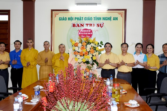 Lãnh đạo Ủy ban MTTQ tỉnh Nghệ An chúc mừng Giáo hội Phật giáo tỉnh nhân Đại lễ Phật đản
