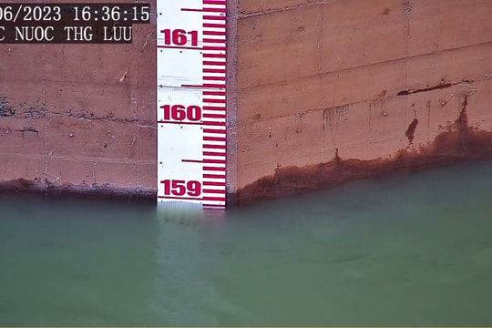 Mực nước lòng hồ thủy điện Bản Vẽ xuống thấp chưa từng thấy