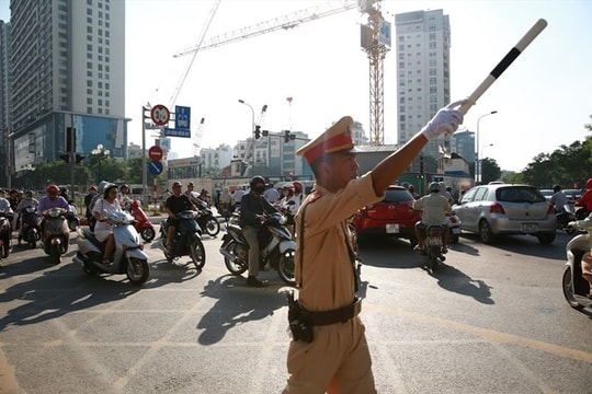 Lưu ý khi lái xe giờ cao điểm mùa nắng nóng