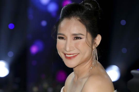 MC Cát Tường vai trần gợi cảm ở tuổi 45