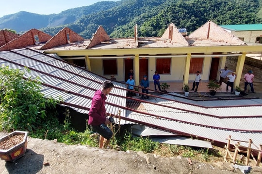 Giông lốc bất ngờ cuốn tốc mái nhà dân và trường học ở vùng cao Nghệ An