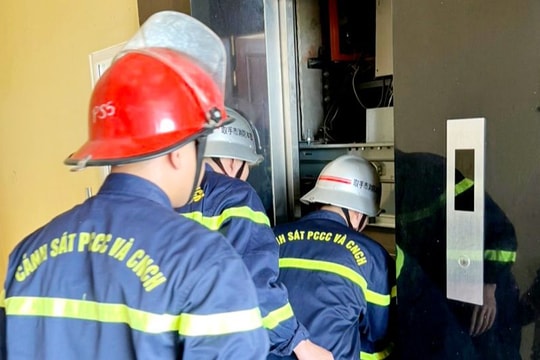 Giải cứu cháu bé bị mắc kẹt trong thang máy gia đình do mất điện đột ngột