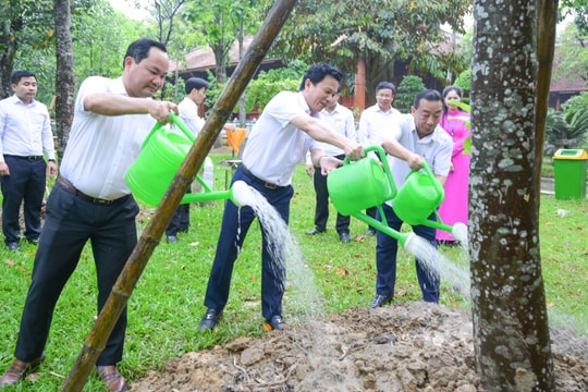 Bộ trưởng Bộ Tài nguyên và Môi trường dâng hoa, dâng hương tưởng niệm Chủ tịch Hồ Chí Minh