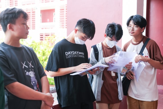 Hôm nay (4/6), thí sinh thi vào lớp 10 bắt đầu có mặt tại điểm thi