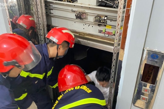 Giải cứu 2 người bị kẹt trong thang máy tại thành phố Vinh