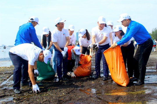 Bộ trưởng Bộ Tài nguyên và Môi trường dự Lễ phát động quốc gia Tuần lễ biển và hải đảo Việt Nam tại Cửa Lò 