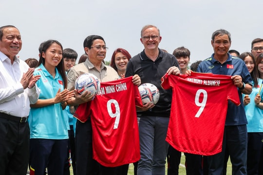 Thủ tướng Phạm Minh Chính và Thủ tướng Australia giao lưu cùng Đội tuyển Bóng đá nữ Việt Nam