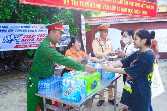 Công an thành phố Vinh tăng cường lực lượng điều tiết giao thông, hỗ trợ thí sinh tại các điểm thi