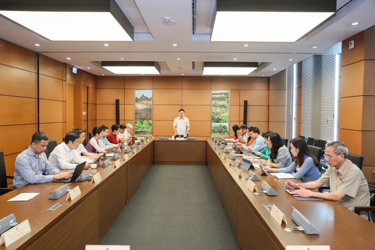 Đoàn đại biểu Quốc hội Nghệ An thảo luận tại tổ về dự án Luật Nhà ở (sửa đổi)