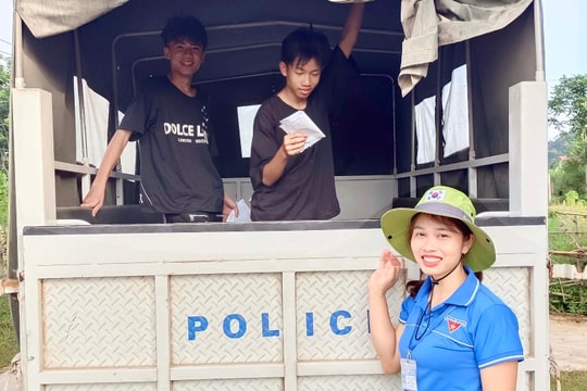 Hai thí sinh Nghệ An ngủ quên được xe cảnh sát đưa đến điểm thi 