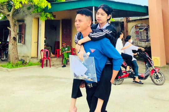 Bí thư Đoàn xã tại Nghệ An cõng thí sinh xương thủy tinh đến trường thi 