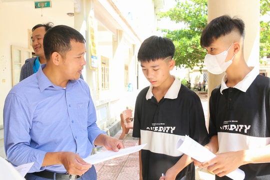 Giáo viên vùng cao vượt hàng chục km đưa học sinh đi thi lớp 10