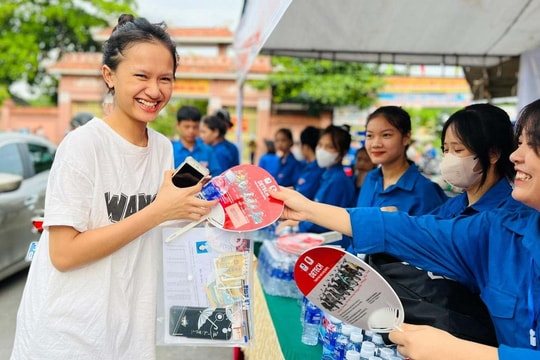 Thanh niên tình nguyện tặng nước uống, quạt mát, suất cơm miễn phí cho sĩ tử và người nhà