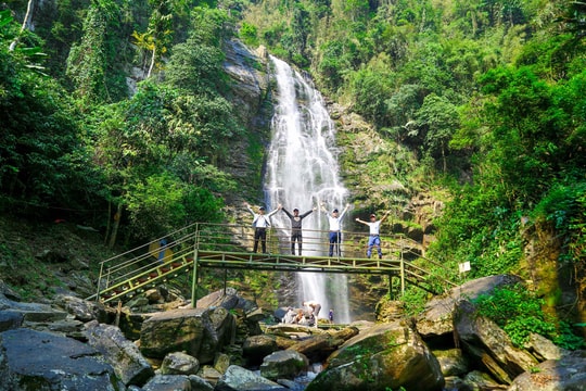 Điểm danh thác nước và khe suối đẹp ở miền Tây Nghệ An