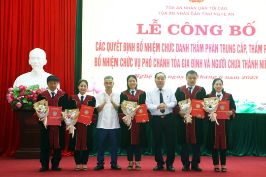 Trao Quyết định bổ nhiệm 10 thẩm phán tại Tòa án nhân dân hai cấp tỉnh Nghệ An