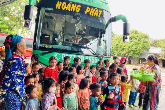 Những đứa trẻ ở vùng cao Nghệ An vượt hàng nghìn km đoàn tụ với bố mẹ dịp hè