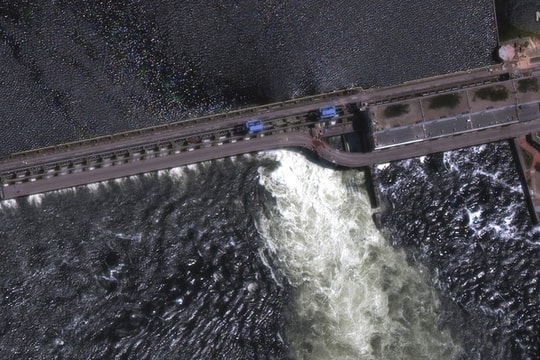 Thành phố Ukraine chìm trong biển nước sau khi nhà máy thủy điện bị phá hủy 