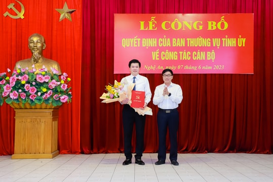 Trao Quyết định bổ nhiệm Chánh Văn phòng Tỉnh ủy Nghệ An 